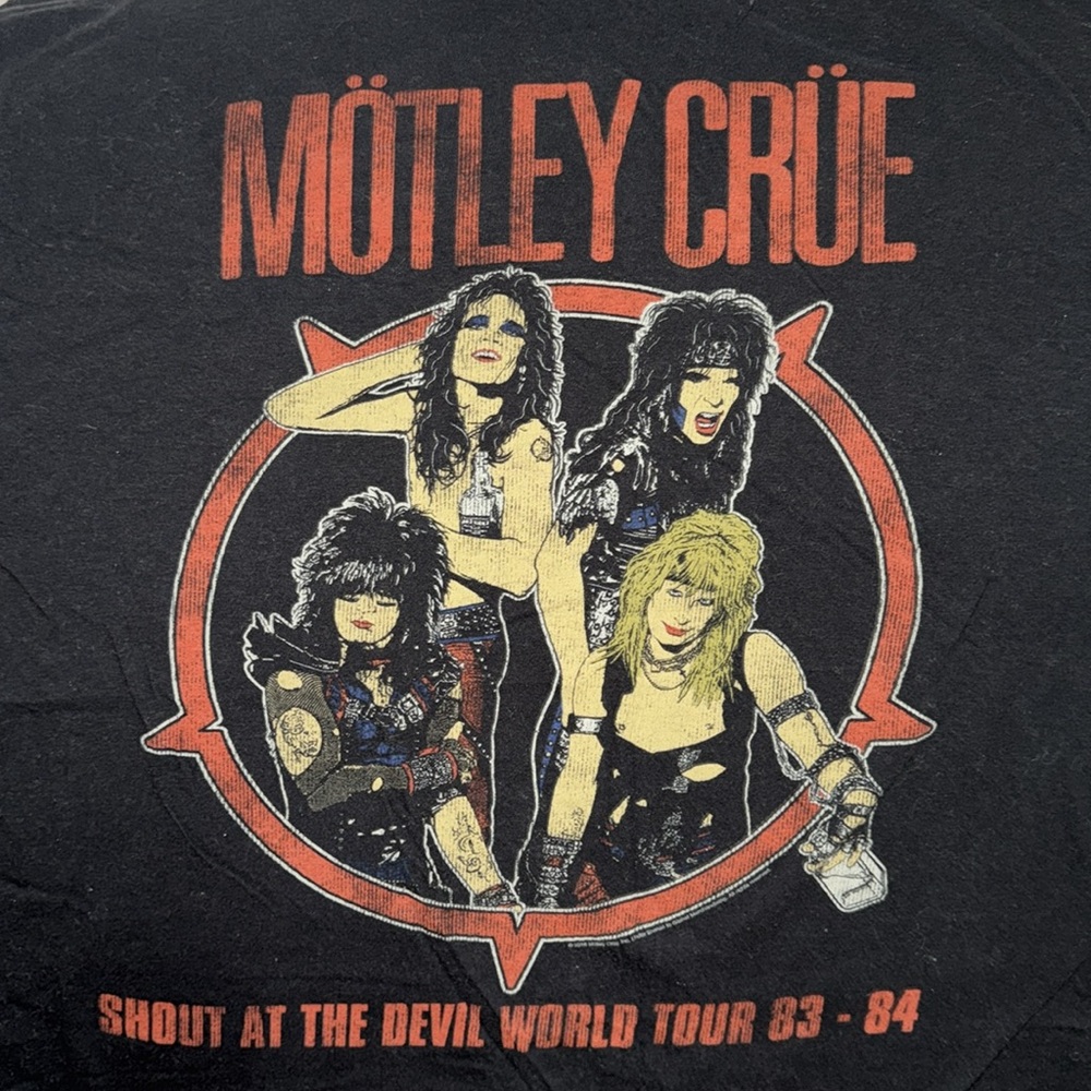 🤘🏼 “Red Hot” Vibes with this XL Motley Crue Tee! 🤘🏼